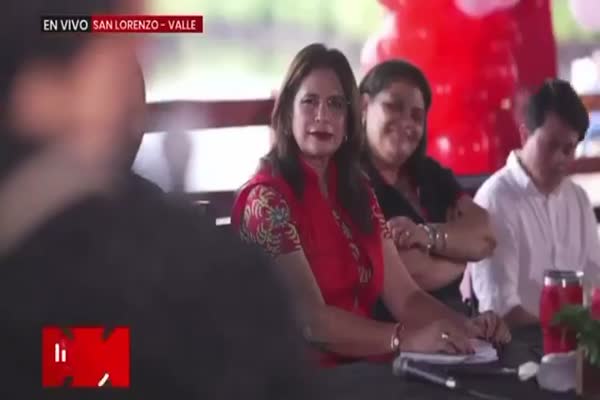 Fabricio Sandoval vuelve a ser blanco de reclamos, por incumplimientos durante acto político en Valle