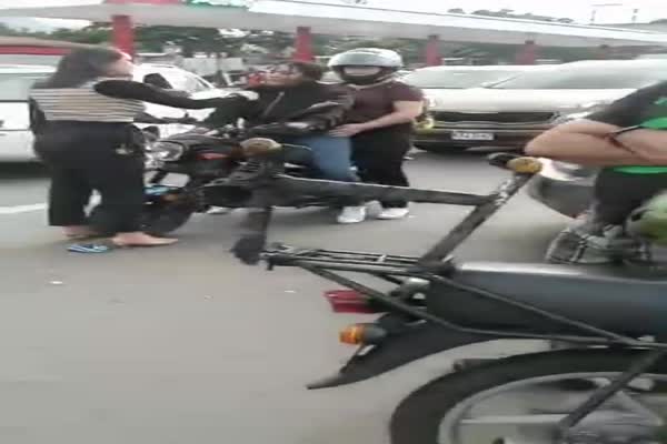 Mujeres se van a los golpes tras colisionar en bulevar de Tegucigalpa