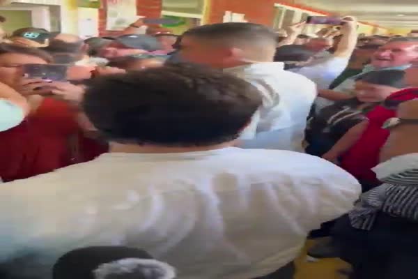 Luis Redondo es recibido entre abucheos y lanzamiento de agua al llegar a votar en San Pedro Sula