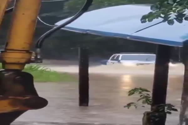 Patrulla policial “baña” a motociclista en calles inundadas de Tela durante fuertes lluvias