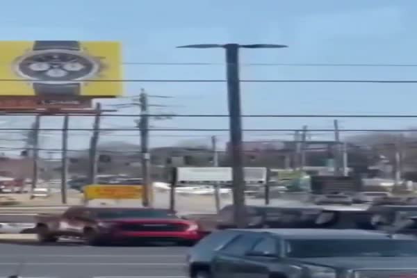 Avioneta aterriza de emergencia en una avenida de Georgia y choca con varios vehículos