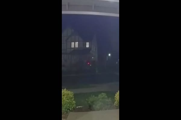 Camioneta sale volando tras choque y se incrusta en una casa en Oregón