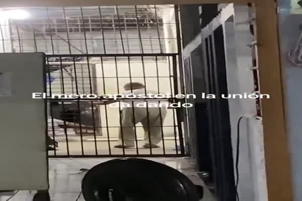 Captan en video al “Apóstol Chago” cantando dentro de una celda en La Unión