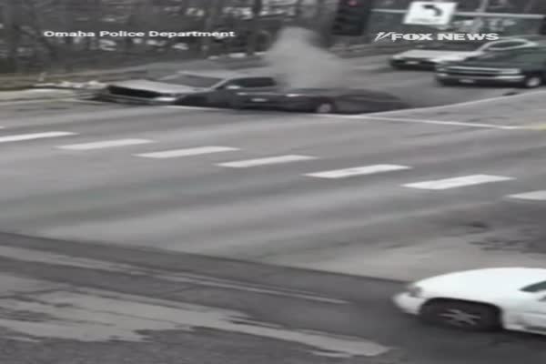 Cámara de tráfico capta dramático colapso vial: dos autos caen en un socavón