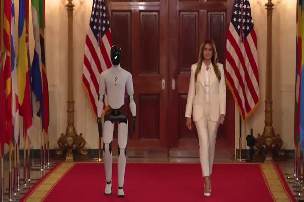 Robot humanoide sorprende en la Casa Blanca al saludar a la primera dama