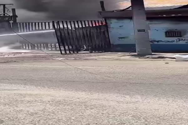 Incendio consume bodegas y cuartería en barrio Medina de SPS; no reportan víctimas