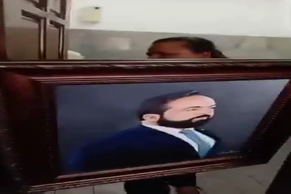 Mercedes Saravia lleva retrato de Luis Redondo al inodoro del Congreso Nacional