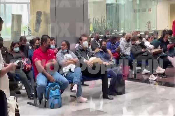 Mel Zelaya espera en fila para recibir atención médica en México
