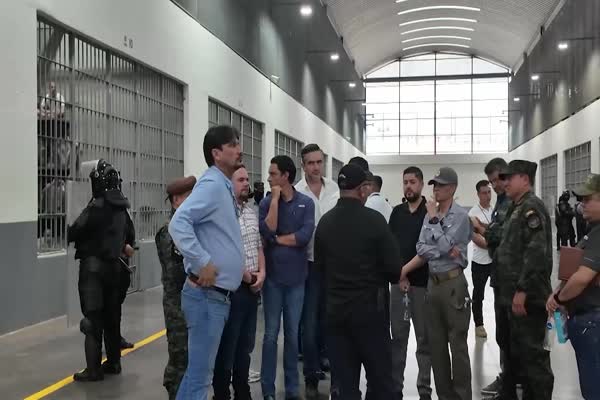 Autoridades hondureñas visitan megacárcel de El Salvador para conocer su modelo de seguridad penitenciaria