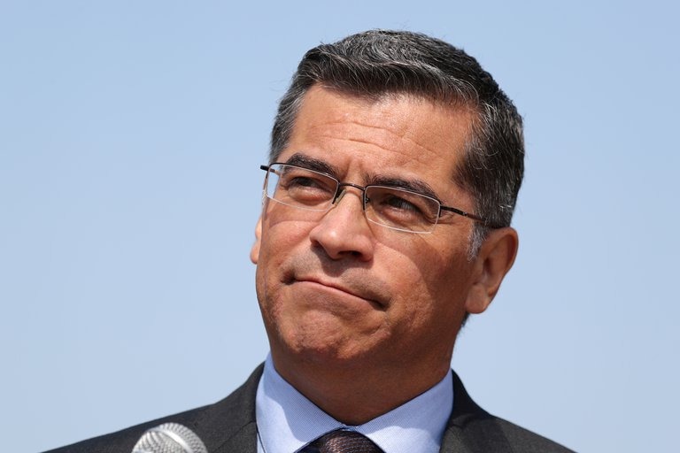 Biden elegirá a Xavier Becerra como secretario de Salud, puesto clave en lucha contra pandemia: fuentes