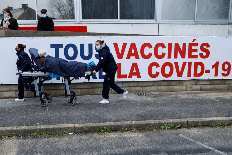Francia comienza aplicación de vacunas COVID de AstraZeneca