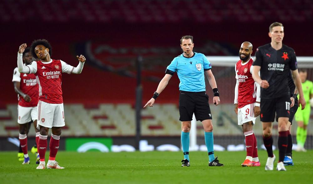 Lacazatte y Slavia Praga arruinan superioridad del Arsenal en Europa League