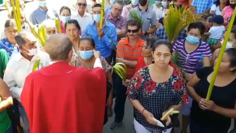 Se viraliza video en el que un sacerdote de Copán induce a feligresía a no utilizar mascarilla