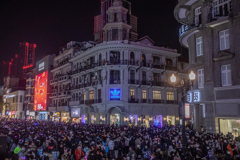 Multitudes en las calles y discotecas abarrotadas: la fiesta de Wuhan tras el año de la pandemia que se inició en uno de sus “mercados húmedos”